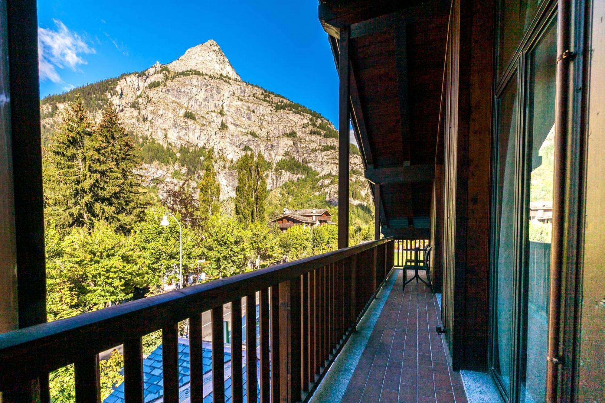 Hotel Lo Scoiattolo Courmayeur Oda fotoğraf