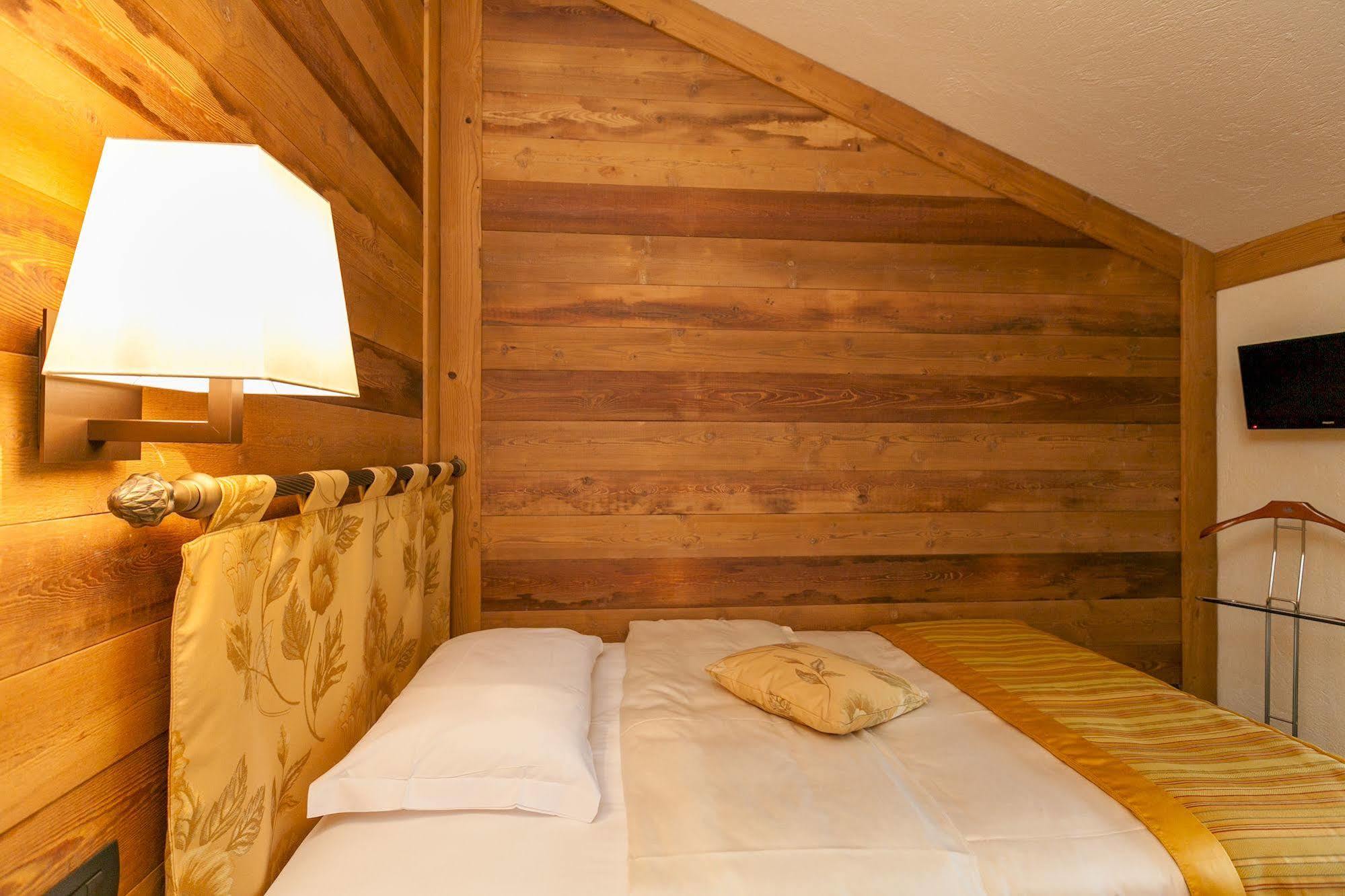 Hotel Lo Scoiattolo Courmayeur Dış mekan fotoğraf